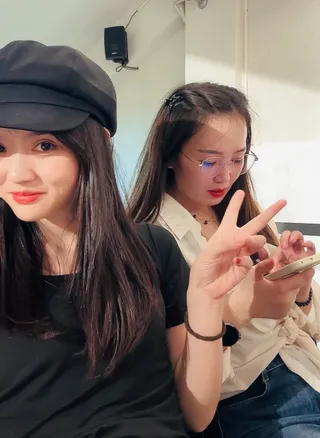 两位朋友一起度过的轻松时刻