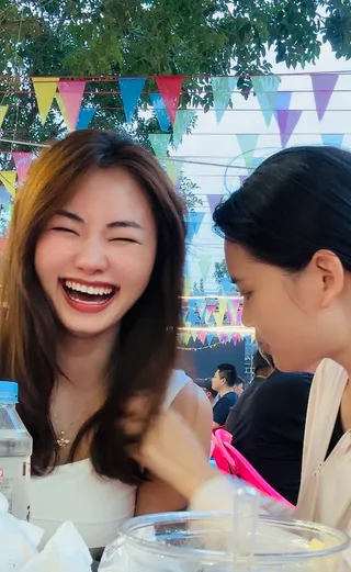 朋友相聚时的一次大笑