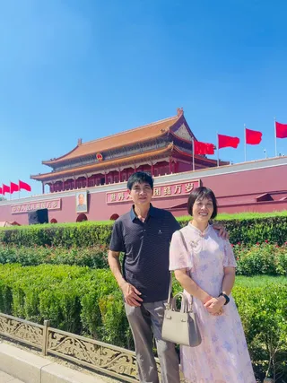 家人在天安门前旅行留念
