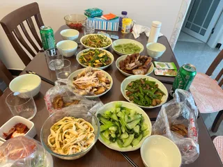 家人围坐分享的一桌饭菜